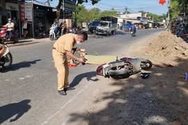 Lực lượng chức năng khám nghiệm hiện trường vụ tai nạn.