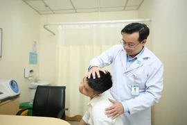 Bấm huyệt, nắn xương, đắp thuốc...không chữa được thoát vị đĩa đệm