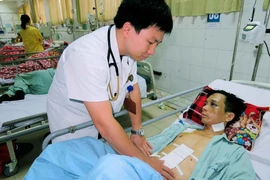 Cứu sống bệnh nhân chấn thương sọ não, vỡ tá tràng độ 3