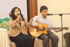 Người phụ nữ bay lên trên đôi chân giả