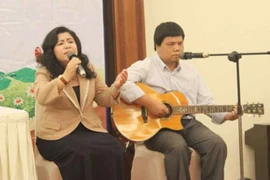 Người phụ nữ bay lên trên đôi chân giả