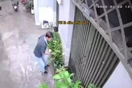 Người đàn ông tưới xăng, châm lửa đốt nhà người thân