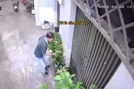 Người đàn ông tưới xăng, châm lửa đốt nhà người thân