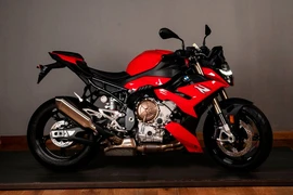 BMW S 1000 R phiên bản Race được nhập khẩu từ Đức và phân phối chính hãng.