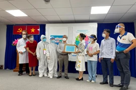 Bà Nguyễn Lê Vân, Phó Trưởng Phòng Báo chí (Sở Thông tin & Truyền thông TPHCM) trao thư cảm ơn đến BSCKII Võ Đức Chiến, Giám đốc Bệnh viện Nguyễn Tri Phương.