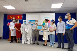 Bà Nguyễn Lê Vân, Phó Trưởng Phòng Báo chí (Sở Thông tin & Truyền thông TPHCM) trao thư cảm ơn đến BSCKII Võ Đức Chiến, Giám đốc Bệnh viện Nguyễn Tri Phương.