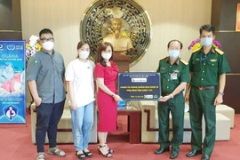 KH&ĐS trao quà hỗ trợ lực lượng y tế phòng chống dịch Covid-19