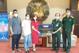 KH&ĐS trao quà hỗ trợ lực lượng y tế phòng chống dịch Covid-19