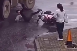 Video: Phản xạ tuyệt vời thoát khỏi tay tử thần