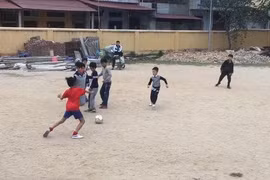 Bé 5 tuổi tử vong khi đá bóng dưới trời mưa lạnh