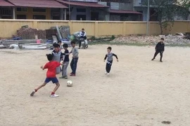 Bé 5 tuổi tử vong khi đá bóng dưới trời mưa lạnh