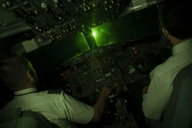 Phi công liên tục bị chiếu laser khi cất-hạ cánh tại Nội Bài, Tân Sơn Nhất