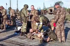 Quân đội Ukraine hạ vũ khí đầu hàng ở nhà máy Azovstal, Mariupol. Video