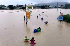 Đường vào trung tâm xã Phước Nghĩa, huyện Tuy Phước bị ngập sâu trong lũ. Ảnh: Hoài Thu.
