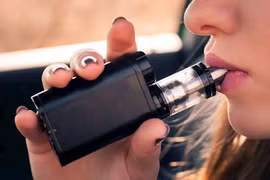 Nên cấm hoàn toàn thuốc lá điện tử