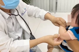 Khuỷu tay non nớt của bé dễ bị trật khi bị kéo mạnh đột ngột