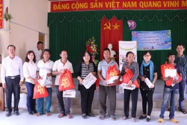 Báo Khoa học & Đời sống trao tặng quà Tết & học bổng ở Trà Vinh