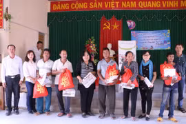 Báo Khoa học & Đời sống trao tặng quà Tết & học bổng ở Trà Vinh