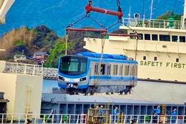 Tàu metro số 1 cập cảng Khánh Hội sáng nay