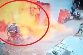 Xe bồn bốc cháy khi tiếp nhiên liệu cho cây xăng, 2 người chết