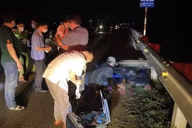 Lực lượng chức năng khám nghiệm hiện trường.