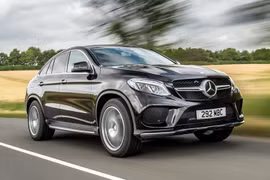 Vì sao khi chạy nhanh, một số xe lại choãi bánh sau ra?