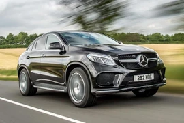 Vì sao khi chạy nhanh, một số xe lại choãi bánh sau ra?