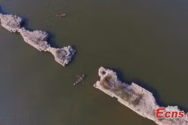 Nước hồ hạ thấp, để lộ cầu đá trăm tuổi thời nhà Minh