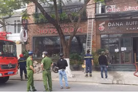 Lực lượng Cảnh sát PCCC điều 4 xe chuyên dụng cùng hàng chục cán bộ, chiến sĩ đến hiện trường.