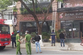 Lực lượng Cảnh sát PCCC điều 4 xe chuyên dụng cùng hàng chục cán bộ, chiến sĩ đến hiện trường.