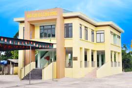 Các căn nhà cộng đồng vừa được bàn giao cho địa phương.