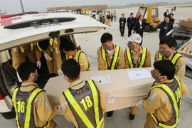 Bộ Ngoại giao thông tin việc đưa thi thể 16 nạn nhân từ Anh về nước