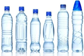 Sử dụng chai nhựa uống nước đúng cách