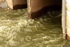 Triệu khối nước cuồn cuộn đổ vào, sông Tô Lịch biến sắc