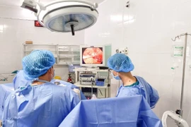 Trễ kinh, đau hạ vị, ra huyết âm đạo có thể bị vỡ thai ngoài tử cung