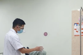 Thay cage tăng giãn giải cứu chân liệt do thoát vị đa tầng