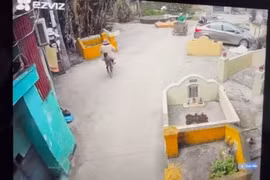 Đã tìm ra phụ nữ thả bé gái 2 tuổi xuống cống nước