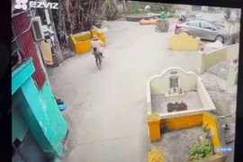 Đã tìm ra phụ nữ thả bé gái 2 tuổi xuống cống nước