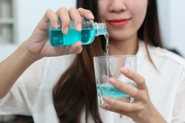 Chuyên gia hướng dẫn xịt mũi, súc họng