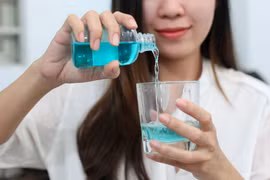 Chuyên gia hướng dẫn xịt mũi, súc họng