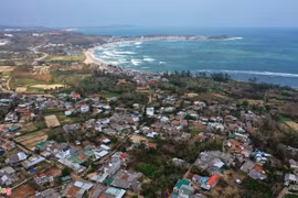 Giúp dân vùng tâm bão thoát cảnh 'màn trời, chiếu đất'