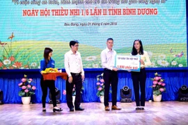 Tân Hiệp Phát trao tặng hàng nghìn phần quà cho trẻ em nhân ngày Quốc tế thiếu nhi.