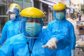 Người đàn ông Trung Quốc cưa song sắt, trốn khỏi khu cách ly