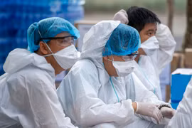 Chủ tịch TP.HCM chỉ đạo kích hoạt lại biện pháp phòng chống Covid-19