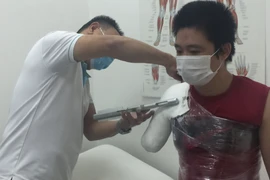  Tạ Công Hậu được đo ni chuẩn bị lắp hai tay: Tết sẽ được ôm con!