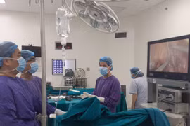 TS.BS Đặng Quốc Ái và bệnh nhân hồi phục sau ca mổ