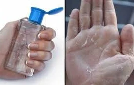 Không để nước rửa tay khô trong ô tô