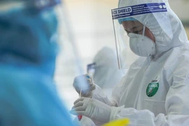 Lịch trình của BN994 từng đến 4 khoa của Bệnh viện E khám, tiếp xúc rất nhiều người