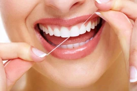 Dùng chỉ nha khoa: Lợi bất cập hại vì sai cách