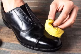 Mẹo làm mới giầy da nên biết